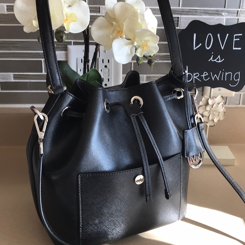 Like New Michael Kors bucket handbag crossbody bag
